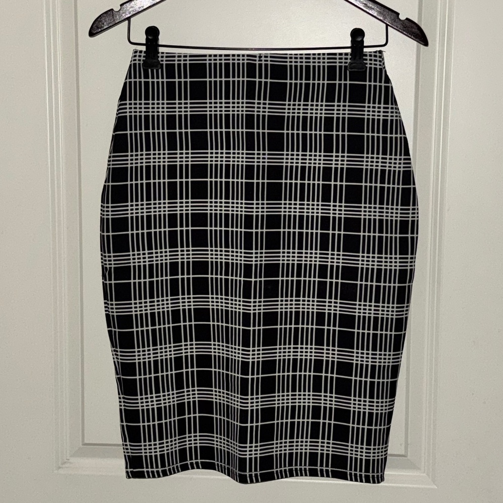 Atmosphere Black & White Plaid Pencil Skirt (Size 4)